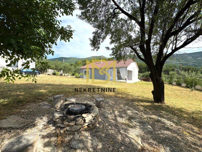 Prodajemo prizemnicu u Kaštel Novom,novogradnja na 1239 m2 zemljišta