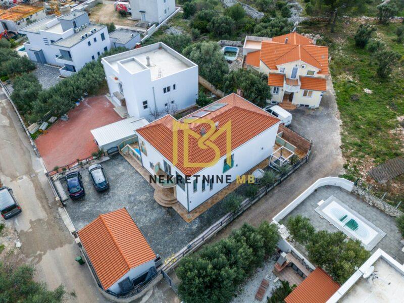 Prodajemo samostojeću kuću u Okrugu Gornjem,260m2