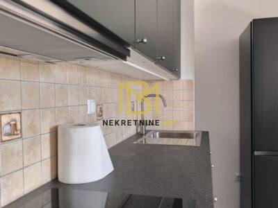 Prodajemo etažiran stan u neposrednoj blizini Trogira, površine 94 m2.