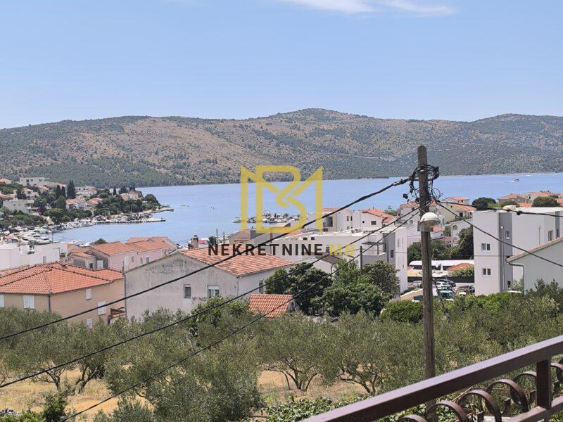 Prodajemo etažiran stan u neposrednoj blizini Trogira, površine 94 m2.