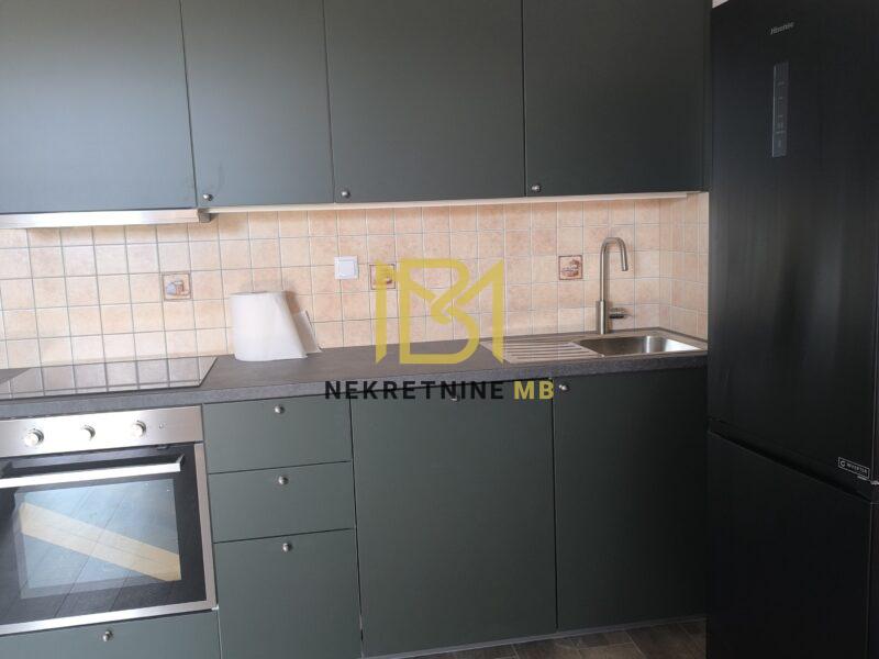Prodajemo etažiran stan u neposrednoj blizini Trogira, površine 94 m2.
