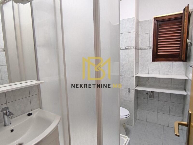 Prodajemo etažiran stan u neposrednoj blizini Trogira, površine 94 m2.