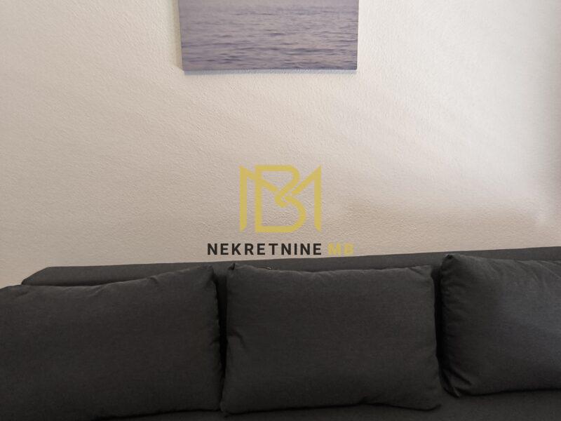 Prodajemo etažiran stan u neposrednoj blizini Trogira, površine 94 m2.