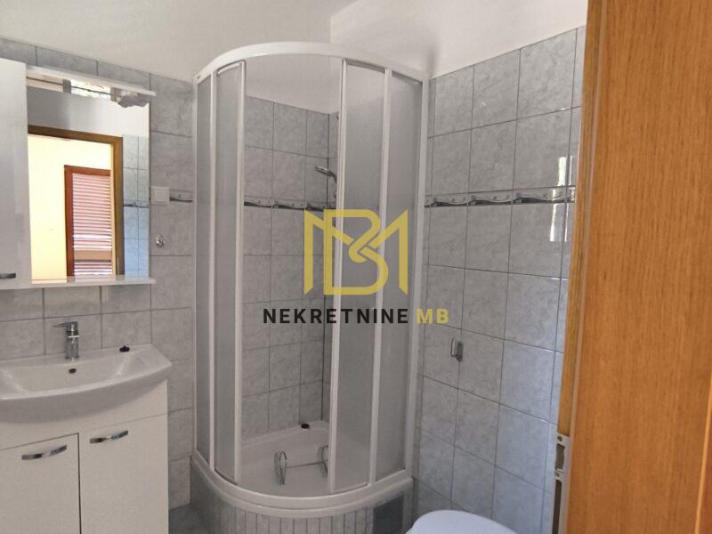 Prodajemo etažiran stan u neposrednoj blizini Trogira, površine 94 m2.
