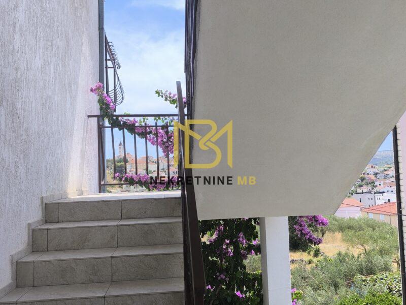 Prodajemo etažiran stan u neposrednoj blizini Trogira, površine 94 m2.