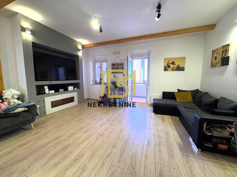 Prodajemo novouređenu kuću u Kaštel Sućurcu na 4 etaže,300m2,pogled