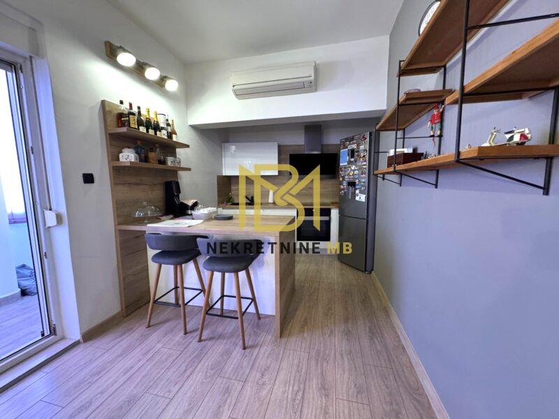 Prodajemo novouređenu kuću u Kaštel Sućurcu na 4 etaže,300m2,pogled