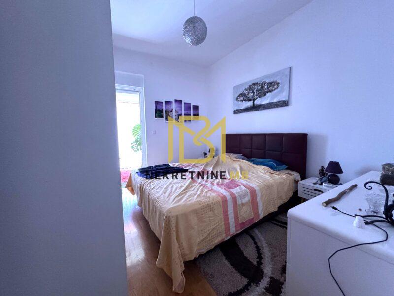 Prodajemo novouređenu kuću u Kaštel Sućurcu na 4 etaže,300m2,pogled