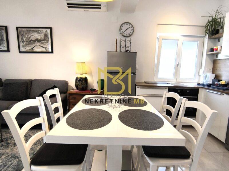 Iznajmljujemo dugoročno dvosoban novouređeni stan, Split, 75m2, 1.PM