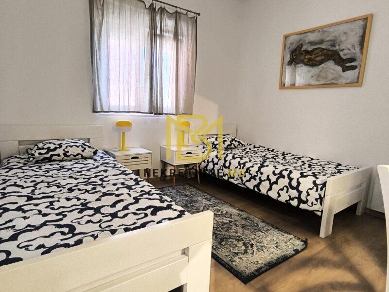 Iznajmljujemo dugoročno dvosoban novouređeni stan, Split, 75m2, 1.PM