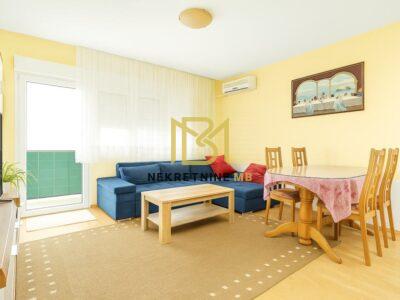 Prodajemo trosoban stan površine 105 m2+ poslovni prostor 24m2, predio K. Stari