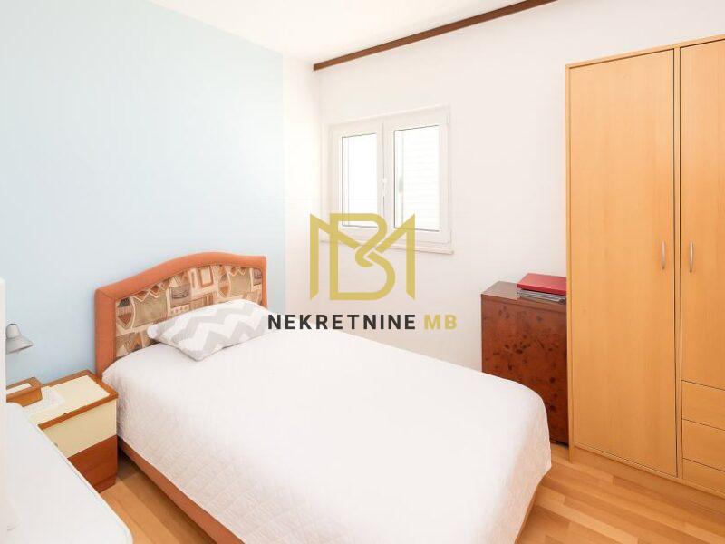 Prodajemo trosoban stan površine 105 m2+ poslovni prostor 24m2, predio K. Stari