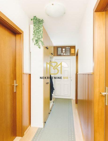 Prodajemo trosoban stan površine 105 m2+ poslovni prostor 24m2, predio K. Stari