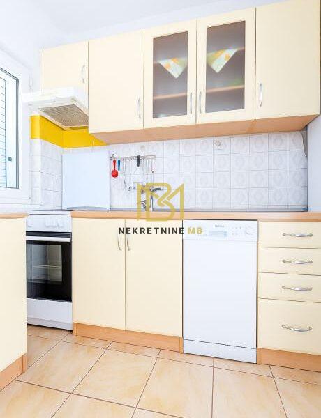 Prodajemo trosoban stan površine 105 m2+ poslovni prostor 24m2, predio K. Stari