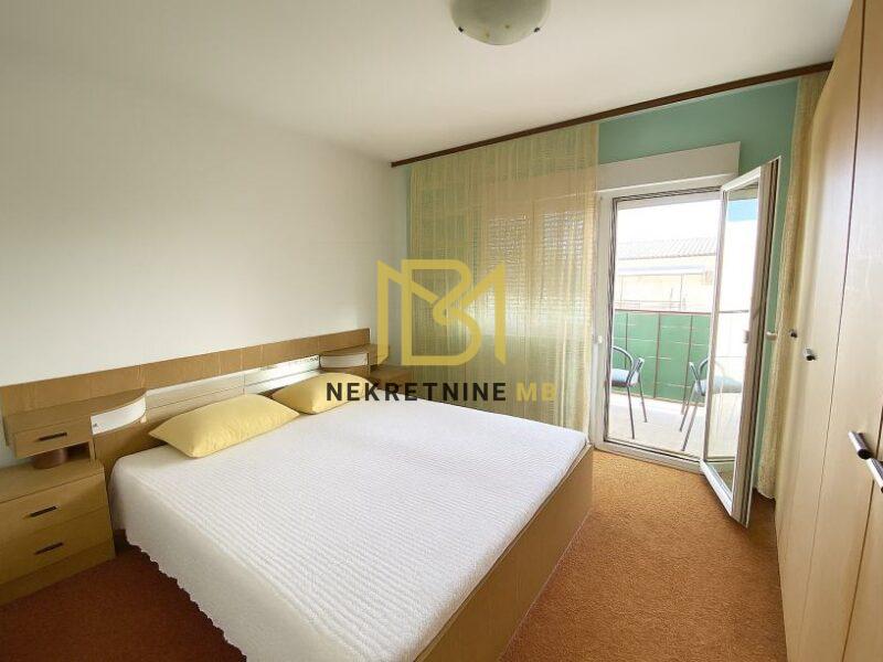 Prodajemo trosoban stan površine 105 m2+ poslovni prostor 24m2, predio K. Stari