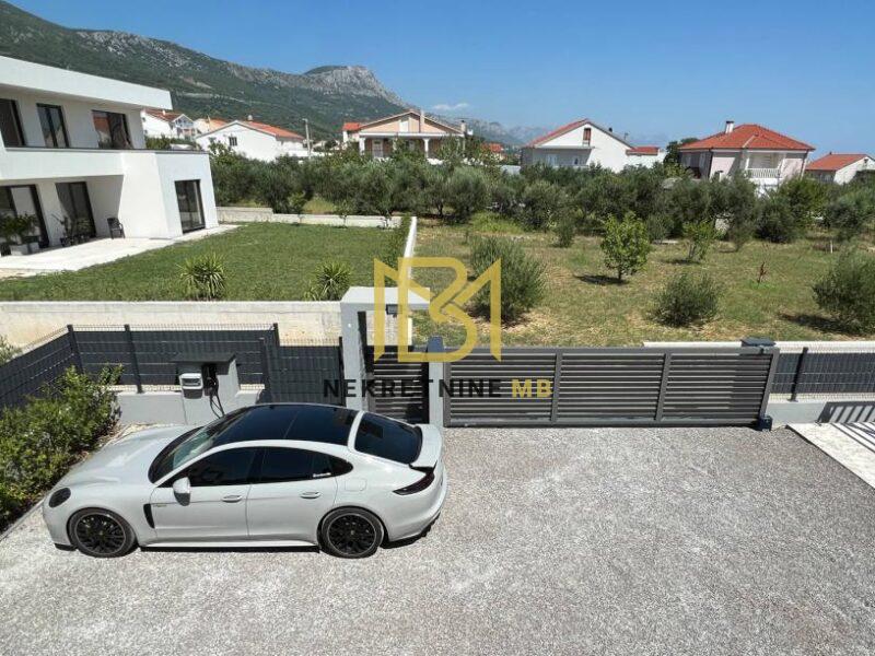 Prodajemo kuću u Kaštel Starom površine 180m2, P+1.kat