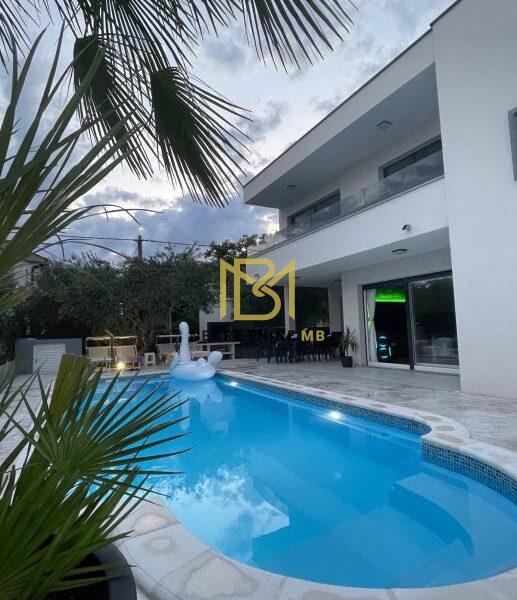 Prodajemo kuću u Kaštel Starom površine 180m2, P+1.kat