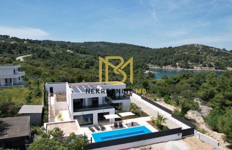 Prodajemo novoizgrađenu vilu na Šolti,236m2,na zemljištu od 1000m2
