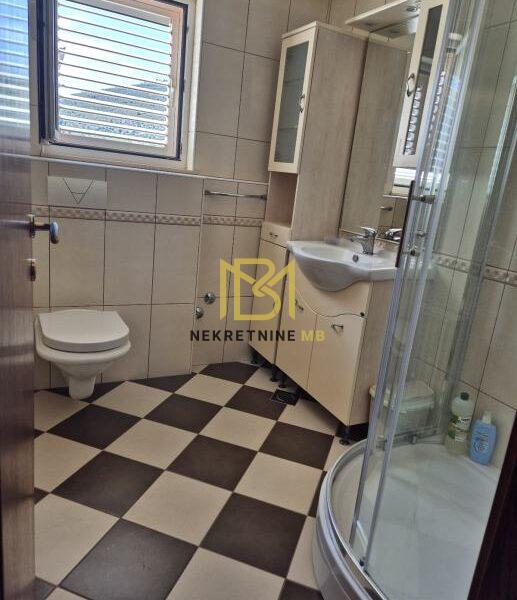 Prodajemo trosoban stan u neposrednoj blizini Trogira, 120 m2