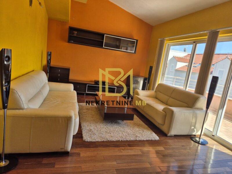 Prodajemo trosoban stan u neposrednoj blizini Trogira, 120 m2