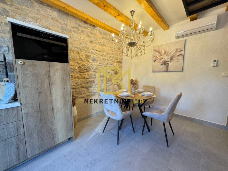 Prodajemo kuću na tri etaže,Kaštel Sućurac,60m2,novouređena