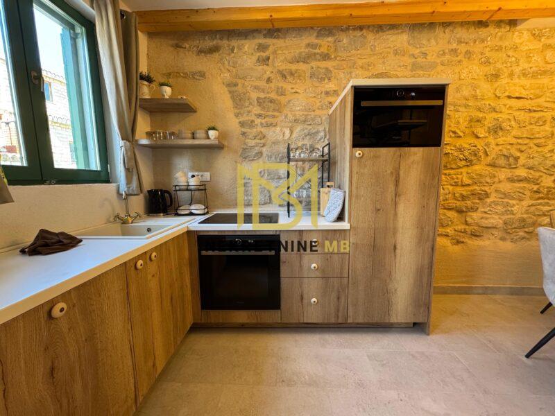 Prodajemo kuću na tri etaže,Kaštel Sućurac,60m2,novouređena