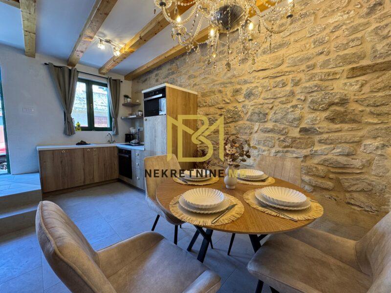 Prodajemo kuću na tri etaže,Kaštel Sućurac,60m2,novouređena