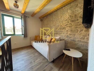 Prodajemo kuću na tri etaže,Kaštel Sućurac,60m2,novouređena