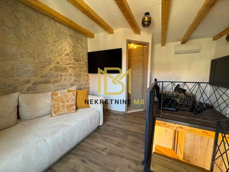 Prodajemo kuću na tri etaže,Kaštel Sućurac,60m2,novouređena