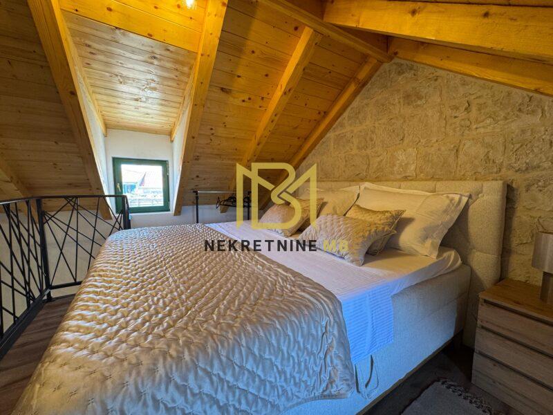 Prodajemo kuću na tri etaže,Kaštel Sućurac,60m2,novouređena