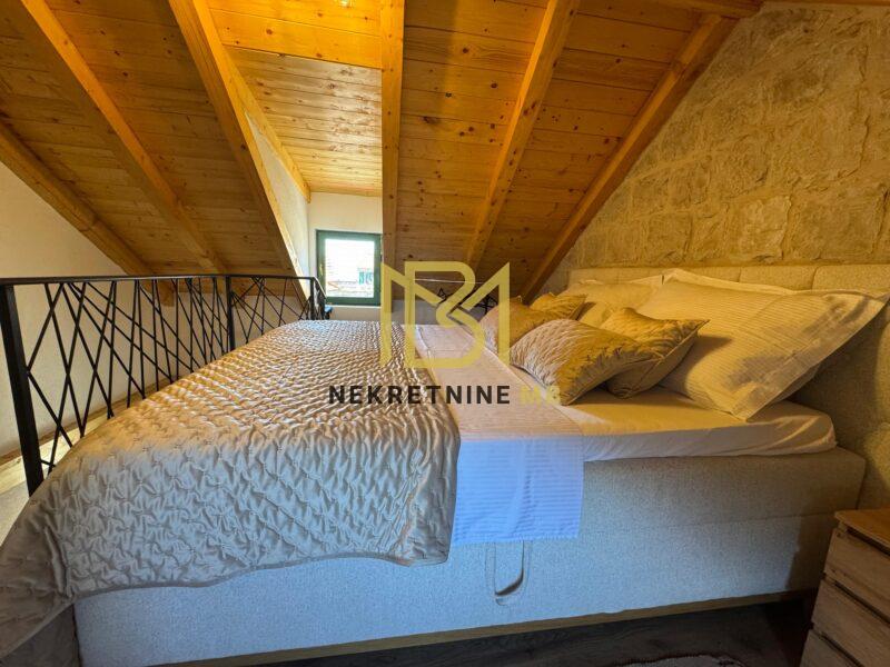 Prodajemo kuću na tri etaže,Kaštel Sućurac,60m2,novouređena