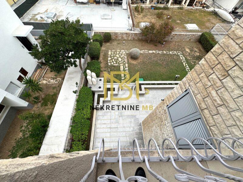 Ekskluzivno prodajemo kuću 450m2 s duplom garažom+2PM u Splitu