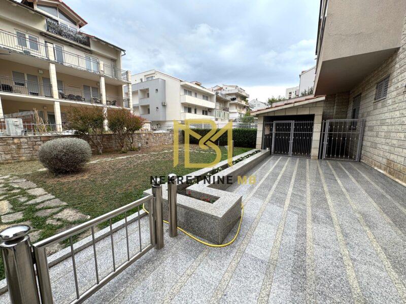 Ekskluzivno prodajemo kuću 450m2 s duplom garažom+2PM u Splitu