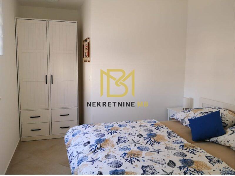 Ekskluzivno prodajemo namješten jednosoban stan 45m2 s garažnim mjestom 14 m2 u neposrednoj blizini Splita, mjesto Strožanac