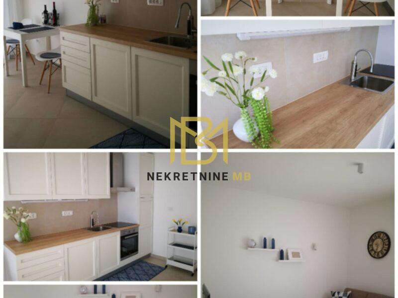 Ekskluzivno prodajemo namješten jednosoban stan 45m2 s garažnim mjestom 14 m2 u neposrednoj blizini Splita, mjesto Strožanac