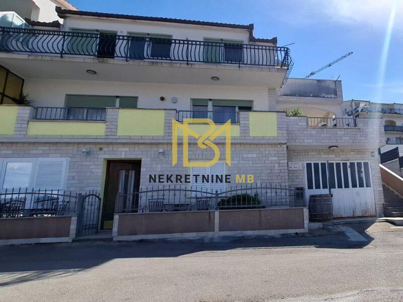 Prodajemo kuću na tri etaže u blizini Trogira 364 m2