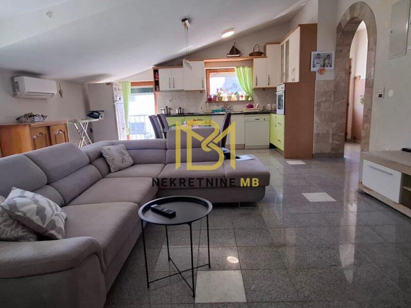 Prodajemo kuću na tri etaže u blizini Trogira 364 m2