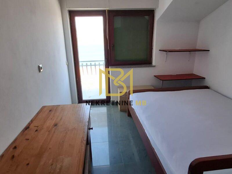 Prodajemo kuću na tri etaže u blizini Trogira 364 m2