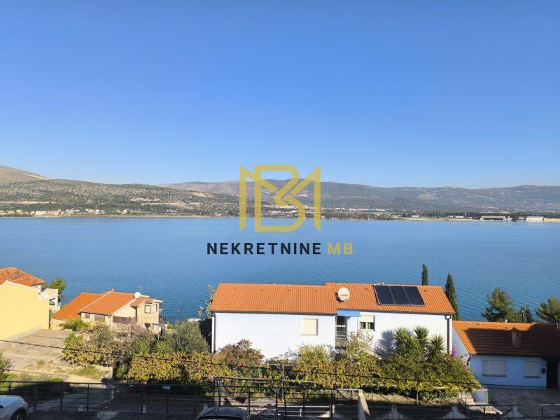 Prodajemo kuću na tri etaže u blizini Trogira 364 m2