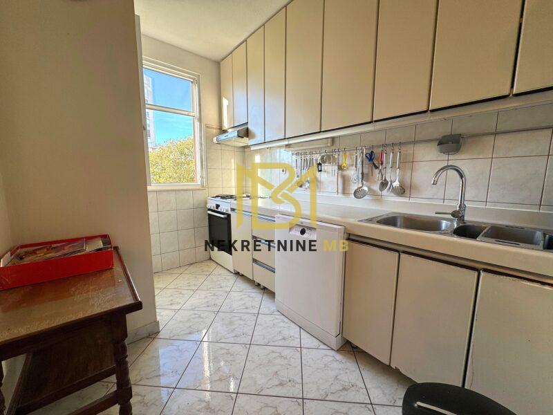 Prodajemo dvosoban stan s dnevnim boravkom,Mertojak,74m2