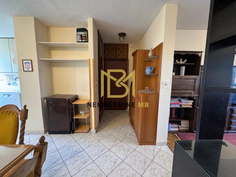 Prodajemo dvosoban stan s dnevnim boravkom,Mertojak,74m2