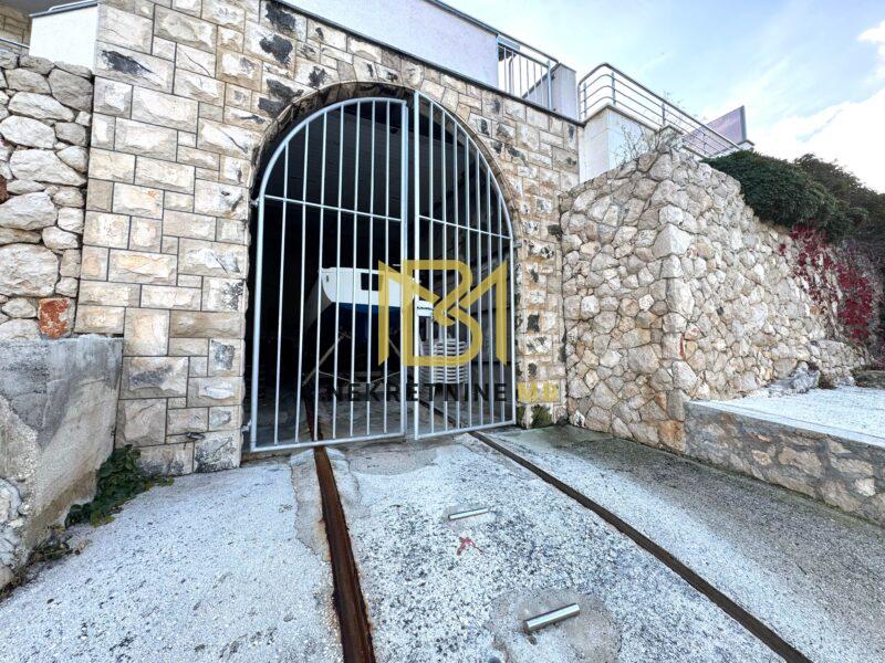 Ekskluzivno prodajemo uređenu i održavanu Vilu prvi red do mora 300m2