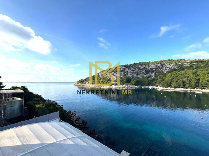 Ekskluzivno prodajemo uređenu i održavanu Vilu prvi red do mora 300m2