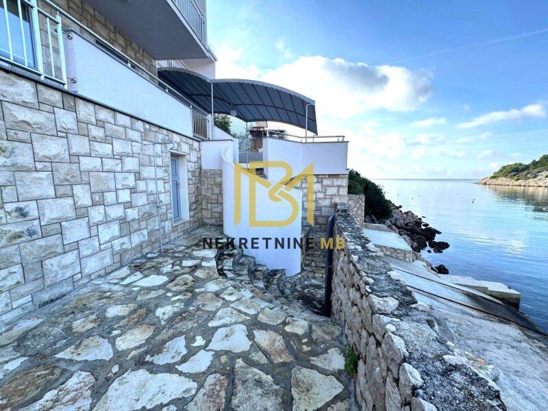 Ekskluzivno prodajemo uređenu i održavanu Vilu prvi red do mora 300m2