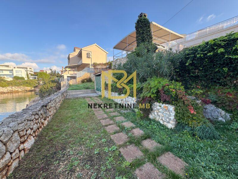 Ekskluzivno prodajemo uređenu i održavanu Vilu prvi red do mora 300m2
