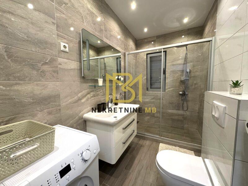 Ekskluzivno prodajemo uređenu i održavanu Vilu prvi red do mora 300m2