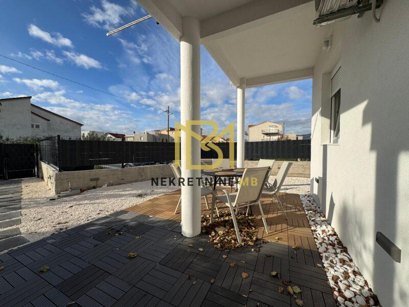 Prodajemo dvosoban stan s dnevnim boravkom i vrtom,Kaštel Lukšić