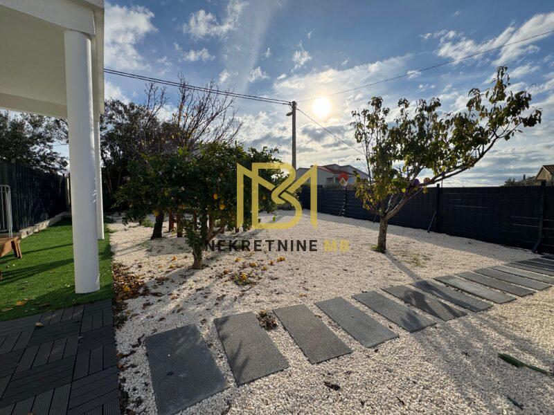 Prodajemo dvosoban stan s dnevnim boravkom i vrtom,Kaštel Lukšić