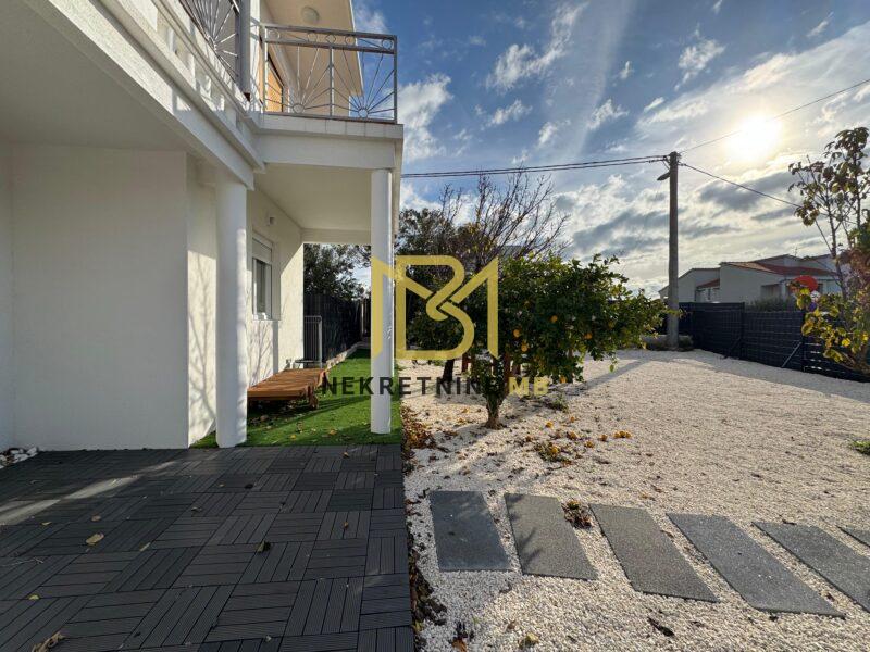 Prodajemo dvosoban stan s dnevnim boravkom i vrtom,Kaštel Lukšić