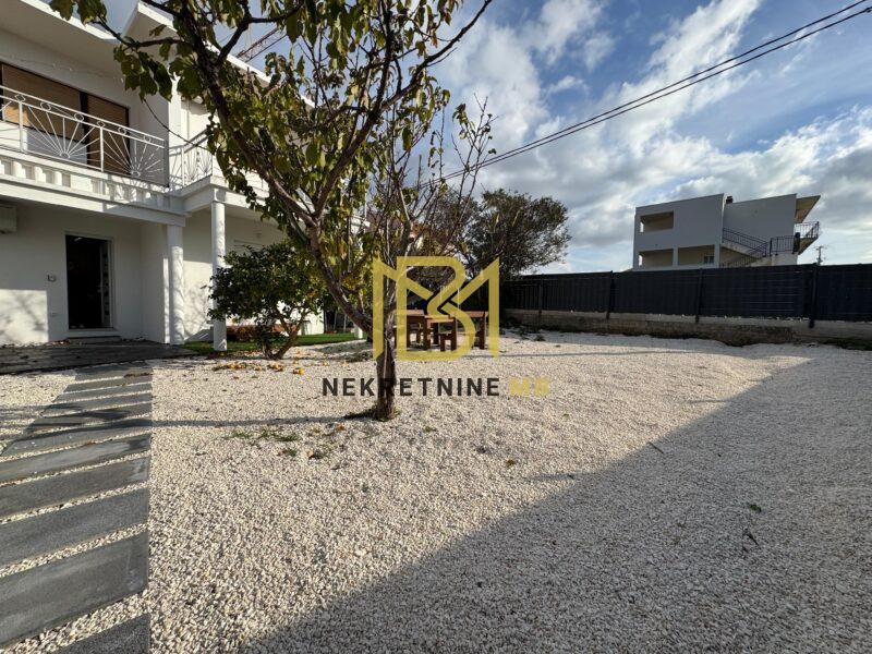 Prodajemo dvosoban stan s dnevnim boravkom i vrtom,Kaštel Lukšić